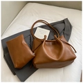 Vista piatta del set borsa tote marrone caramello con manico a coulisse e pochette - Set di borse a spalla / Marrone
