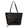 Bolso tote negro retro con asas largas y colgante de cuentas de madera en fondo blanco - Con Colgante / Negro