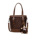 Sac seau à motif léopard avec garniture en cuir brun et breloque peluche monstre - Avec Pendentif en Peluche / Léopard Brun