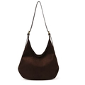 Minimalistische donkerbruine hobo-tas van mat suède met metalen gesp detail - Bruin