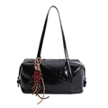 Glänzende schwarze Vintage-Pillow-Bag aus Kunstleder mit modischem Herz-Bär-Anhänger - Mit Anhänger / Schwarz