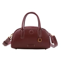 Dettaglio borsa bowling in pelle bordeaux con finiture dorate e logo del marchio - Rosso