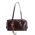 Dunkelbraune Handtasche aus Öl-Wachsleder mit Blumenanhänger und verstellbarem Gurt - Mit Anhänger / Braun