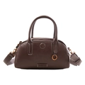 Dettaglio della pelle a grana litchi e hardware dorato vintage sulla borsa bowling - Cioccolato