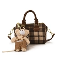 Mini borsa Boston a quadri marroni con ciondolo orsetto di peluche e manici in pelle - Con Ciondolo / Marrone