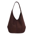Minimalistische dunkelbraune matte Hobo-Tasche aus Wildleder mit Vintage-Schultergurt - Braun
