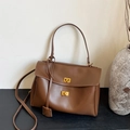 Minimalistische dunkelbraune Leder-Tragetasche mit goldenen Drehverschlüssen - Kaffeebraun