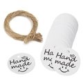 Étiquettes cadeaux rondes blanches avec ficelle de jute sur fond blanc épuré - Motif Visage Souriant Fait Main / Blanc