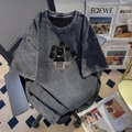 Dettaglio di t-shirt in cotone grigio antracite lavato con stampe di gatti vintage - M / Nero Lavato