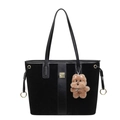 Schwarze Shopper-Tasche aus Wildleder mit Lederriemen und braunem Plüschbär-Anhänger - Mit Anhänger / Schwarz