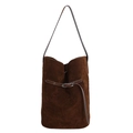 Dunkelbraune Wildleder-Beuteltasche mit minimalistischem Riemen und silberner Schnalle - Braun
