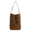 Minimalistische dunkelbraune Wildleder Beuteltasche mit Kontrastnähten und Metallschnalle - Braun