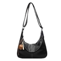 Schwarze matte Hobo-Tasche mit Kontrastnaht und Baseball-Anhänger als Detail - Mit Anhänger / Schwarz