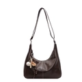 Dunkelbraune Eimertasche aus Leder mit weißer Naht und Baseball-Anhänger-Zubehör - Mit Anhänger / Kaffeebraun