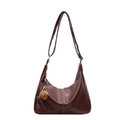 Dunkelbraune Hobo-Beuteltasche aus Leder mit weißen Ziernähten und verstellbarem Riemen - Mit Anhänger / Karamellbraun