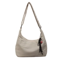 Borsa hobo beige minimalista con trama a nido d'ape, tracolla e ciondolo decorativo - Bianco Sporco