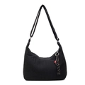 Borsa hobo trapuntata nera con tracolla regolabile e ciondolo decorativo - Nero