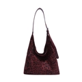 Borsa tote leopardata bordeaux retrò con tracolla regolabile su sfondo bianco - Rosso