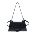 Bolso de hombro clásico negro trapezoidal con cadena decorativa y acabado en ecocuero brillante - Negro