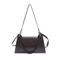 Bolso cuadrado retro marrón oscuro con detalle de cadena y textura cuero brillante - Marrón