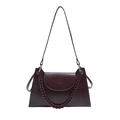 Bolso de hombro granate con cadena, diseño trapezoidal y letras doradas minimalistas - Rojo