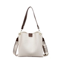 Borsa a secchiello intrecciata bianca con cinturino in pelle marrone e tracolla larga - A Scacchi Beige