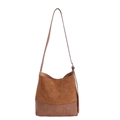 Große Schultertasche in Karamellbraun mit Wildleder-Spleißen und verstellbarem Riemen - Braun