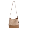 Minimalistische braune Beuteltasche für Damen aus Wildleder und Leder mit Schultergurt - Khaki