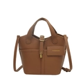 Braune Beuteltasche aus Leder mit Litschi-Struktur, Vorhängeschloss und Fashion-Logo - Braun