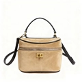 Bolso caja de ante beige mate con asa de cuero negro y correa de hombro ajustable - Caqui