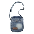 Bolso bandolera de mezclilla azul con acabado lavado y parche de marca en cuero - Azul claro