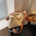 Grande borsa tote in tela beige con cinturini in pelle marrone e ciondolo a orsetto - Cachi