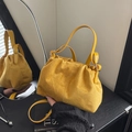 Ingwergelbe Wolken-Handtasche mit plissierter Wildlederoptik und Schultergurt - Gelb