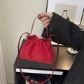 Rote geraffte Wolken-Handtasche aus Wildleder mit verstellbarem Schultergurt - Rot