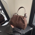 Minimalistische dunkelbraune Falten-Wölkchen-Tasche aus Wildleder mit Metallschnalle - Braun