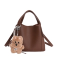 Sac seau marron foncé à motif litchi avec doubles poignées et charm de chien mignon - Avec Pendentif / Marron