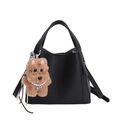 Sac seau en cuir grainé noir avec charme de chiot en peluche et bandoulière réglable - Avec Pendentif / Noir