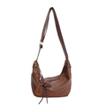 Borsa hobo retrò in morbida pelle marrone con tracolla annodata e ciondolo cavallo - Con Ciondolo / Marrone