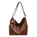 Dunkelbraune Hobo-Tasche aus Kunstleder mit Seitentasche und Plüschbär-Anhänger - Mit Anhänger / Braun