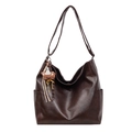Große dunkelbraune Hobo-Schultertasche mit süßem Bärenanhänger auf weißem Hintergrund - Mit Anhänger / Braun