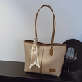Bolso tote beige y marrón con pañuelo decorativo y acabado en cuero de primera - Caqui
