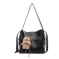 Schwarze Bucket Bag aus Leder mit modischer Gravur und niedlichem Plüschhund-Anhänger - Mit Anhänger / Schwarz