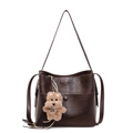 Dunkelbraune Retro-Beuteltasche mit Bärenanhänger und poliertem Kunstleder-Finish - Mit Anhänger / Kaffeebraun