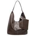 Borsa hobo in pelle marrone scuro con cuciture bianche e ciondolo portamonete - Grigio elefante