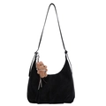 Borsa hobo minimalista in camoscio nero con un grazioso ciondolo a forma di orsetto bruno - Con Ciondolo / Nero