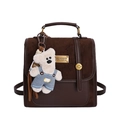 Sac à dos marron foncé pour femme en PU brillant et suède avec un charm d'ours blanc - Marron