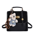 Sac à dos noir minimaliste en cuir et suède avec breloque ours et plaque en métal doré - Noir