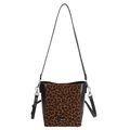 Borsa a secchiello marrone leopardata con tracolla rimovibile e targhetta in metallo - Stampa leopardata