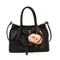 Damen Eimertasche in Schwarz mit Gürtelschnalle, Plüsch-Anhänger und Schultergurt - Mit Anhänger / Schwarz