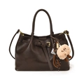Dunkelbraune Eimertasche aus Leder mit Griffen, Umhängeriemen und Plüschball-Anhänger - Mit Anhänger / Braun